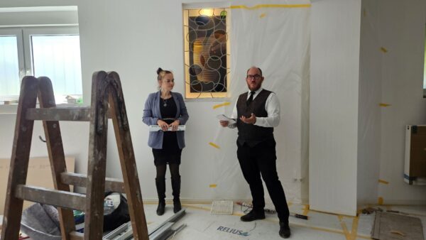 Die Bestatter Adriana und Benjamin Wolf eröffnen an der Fritz-Reuter-, Ecke Hansastraße das Haus der Trauer. Foto: Anton Launer