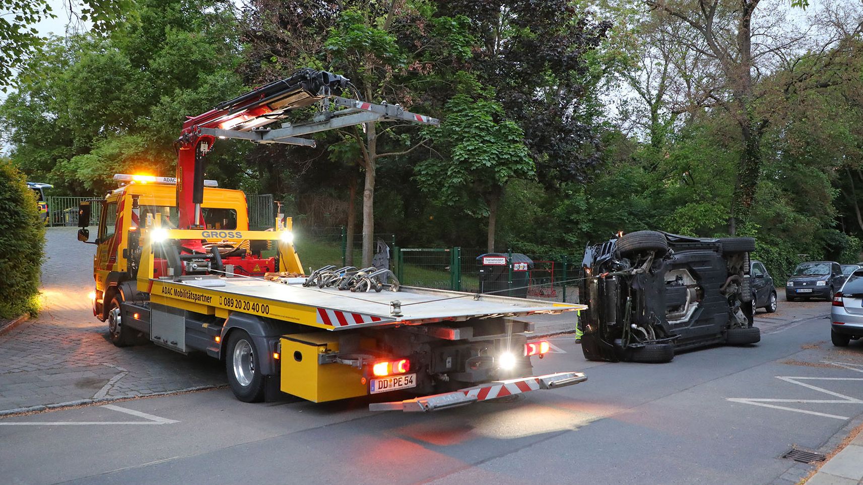 Am frühen Morgen wurde der Unfallwagen abgeschleppt - Foto: Roland Halkasch