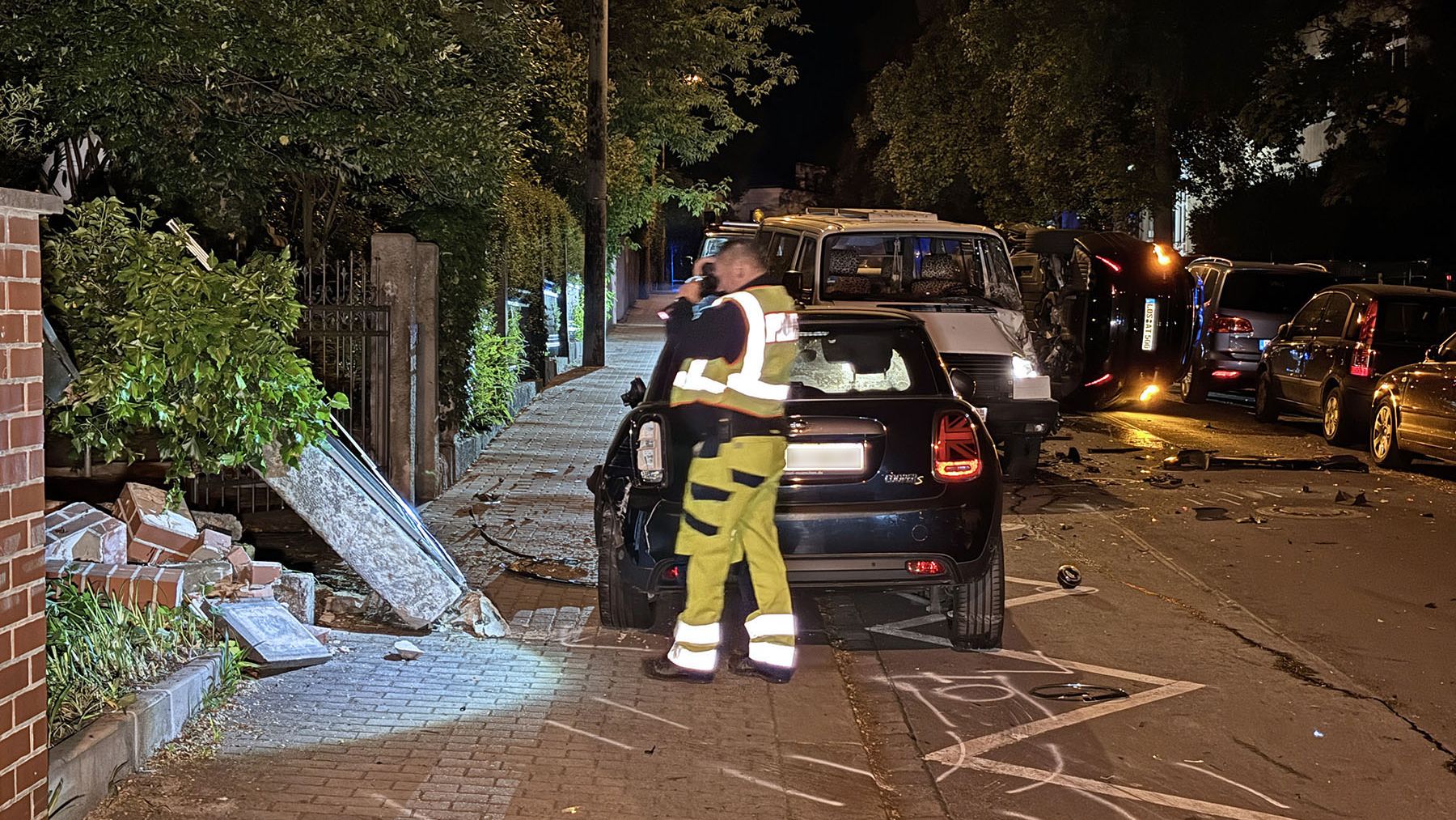 Auch die Mauer eines Vorgartens wurde beim Unfall zerstört. Foto: Roland Halkasch