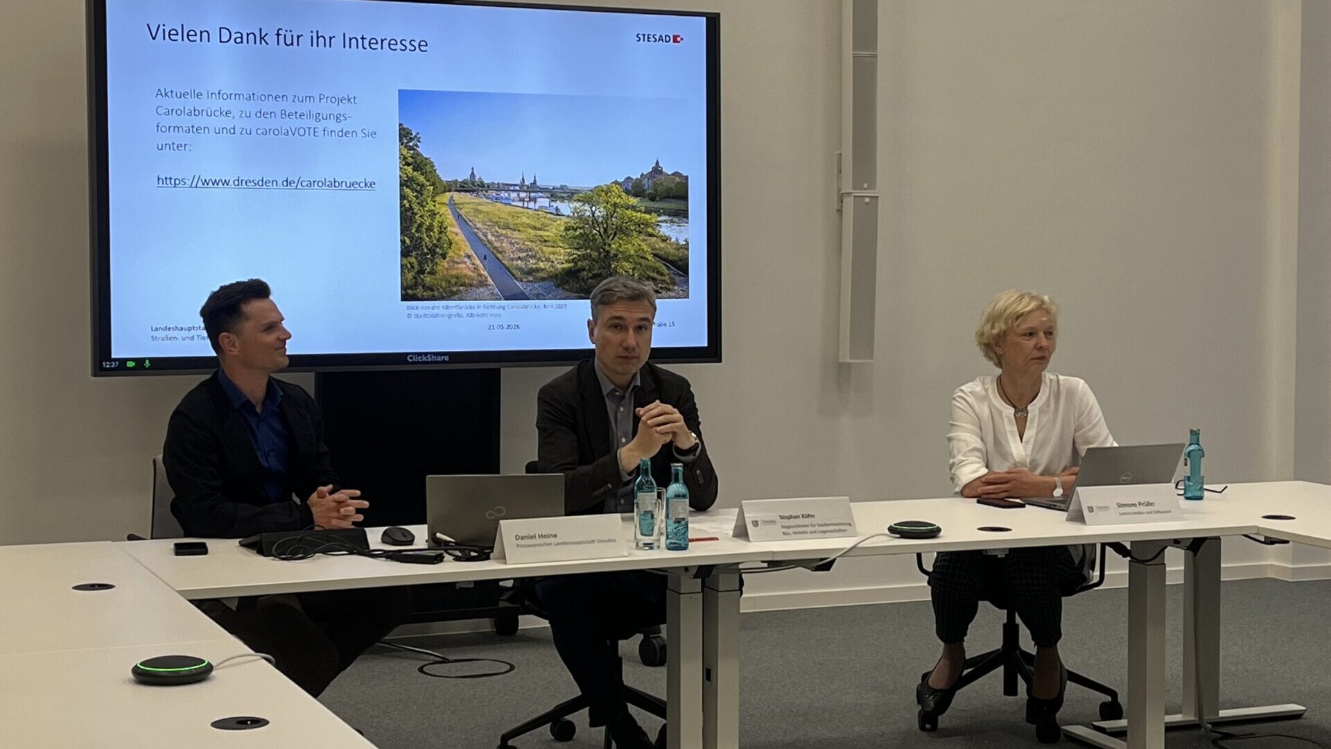 Pressesprecher Daniel Heine, Baubürgermeister Stephan Kühn und Leiterin des Straßen- und Tiefbauamts Simone Prüfer bei der Pressekonferenz zur Bürgerbeteiligung an der Carolabrücke – Foto: Jonasz Schulze