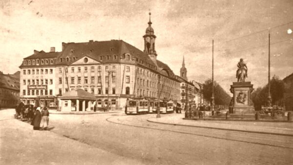 Neustädter Markt mit August-Denkmal - zeitgenössische Postkarte um 1920