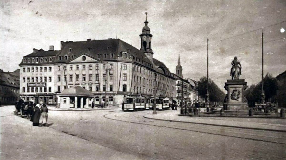 Neustädter Markt mit August-Denkmal - zeitgenössische Postkarte um 1920