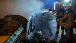 Die Feuerwehr beim Löschen dreier Mülltonnen auf dem Alaunplatz. - Foto: Florian Varga