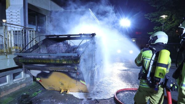 Ein Feuerwehrmann der Berufsfeuerwehr Dresden löscht in der Nacht zum 2. Juni den brennenden Bauschuttcontainer am Neustädter Markt. Foto: Roland Halkasch