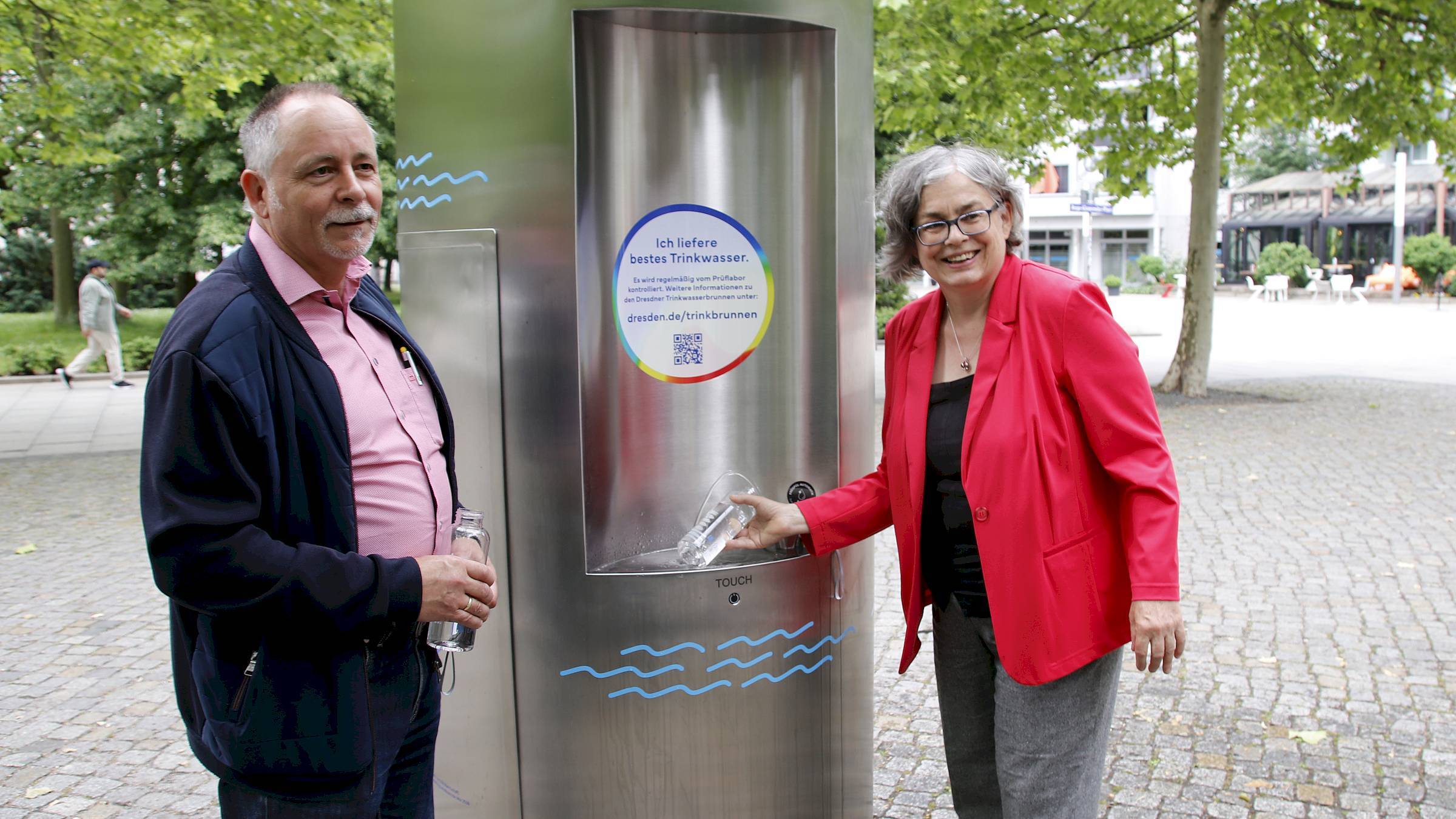 Stadtbezirksamtsleiter André Barth und Umweltbürgermeisterin Eva Jähnigen (Grüne) weihten die Nebeldusche ein. Foto: Anton Launer
