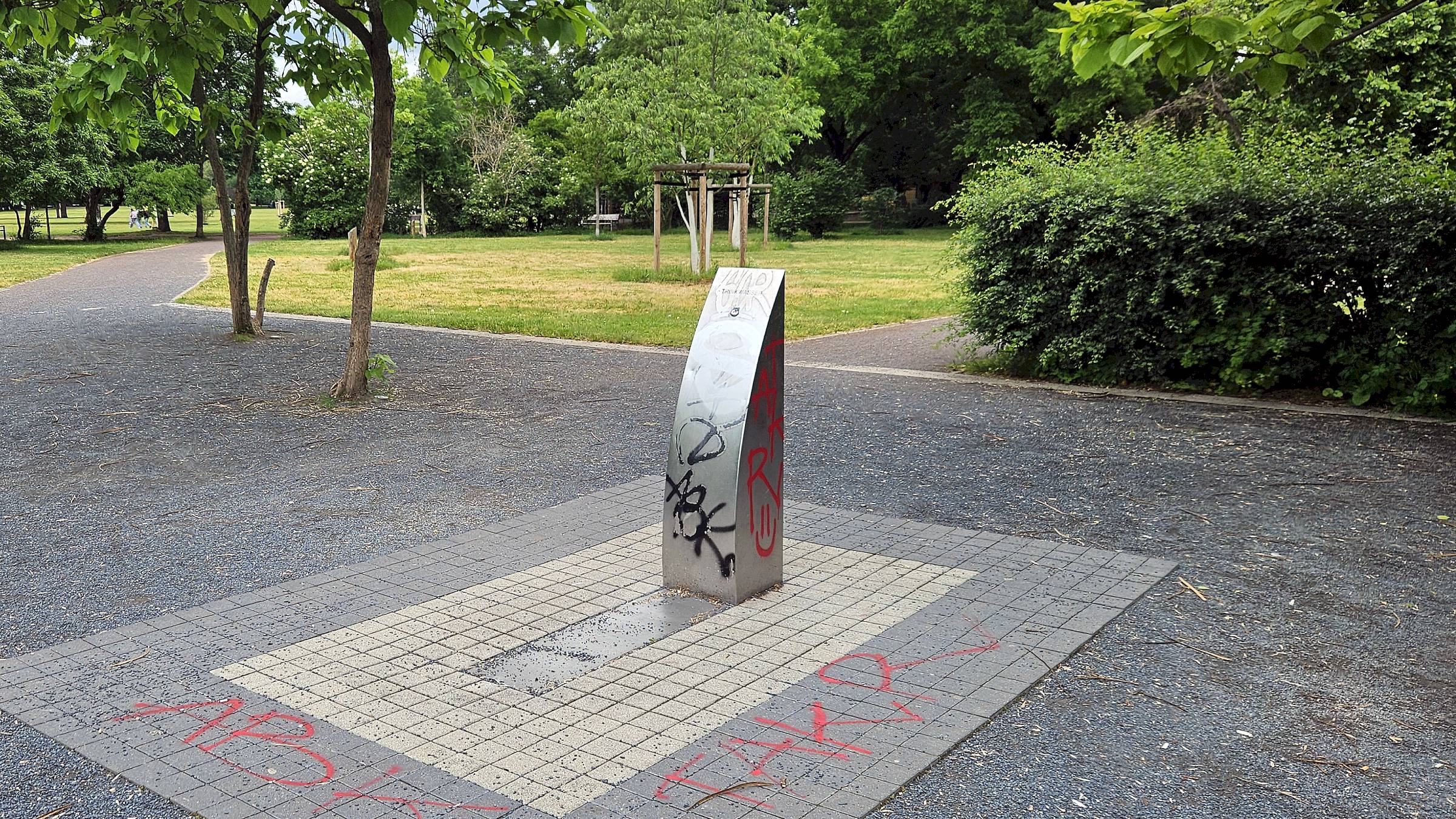 Der Trinkbrunnen auf dem Alaunplatz soll demnächst repariert und dann wieder in Betrieb genommen werden. Foto: Anton Launer