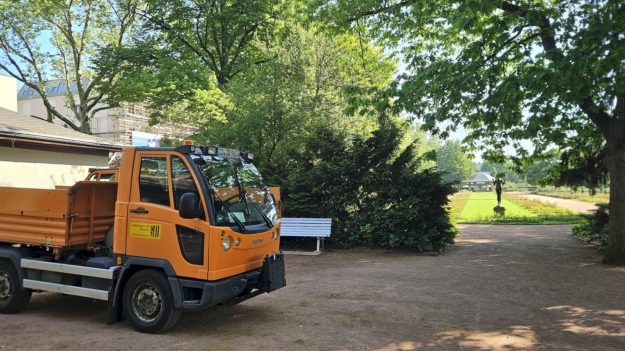 Das Team des Regiebetriebes Technische Dienste kümmert sich um den Erhalt des Rosengartens - Foto: Anton Launer