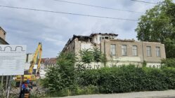 Wird die Putzi-Villa komplett abgerissen? Dach- und Obergeschoss wurden schon abgetragen. Foto: Anton Launer