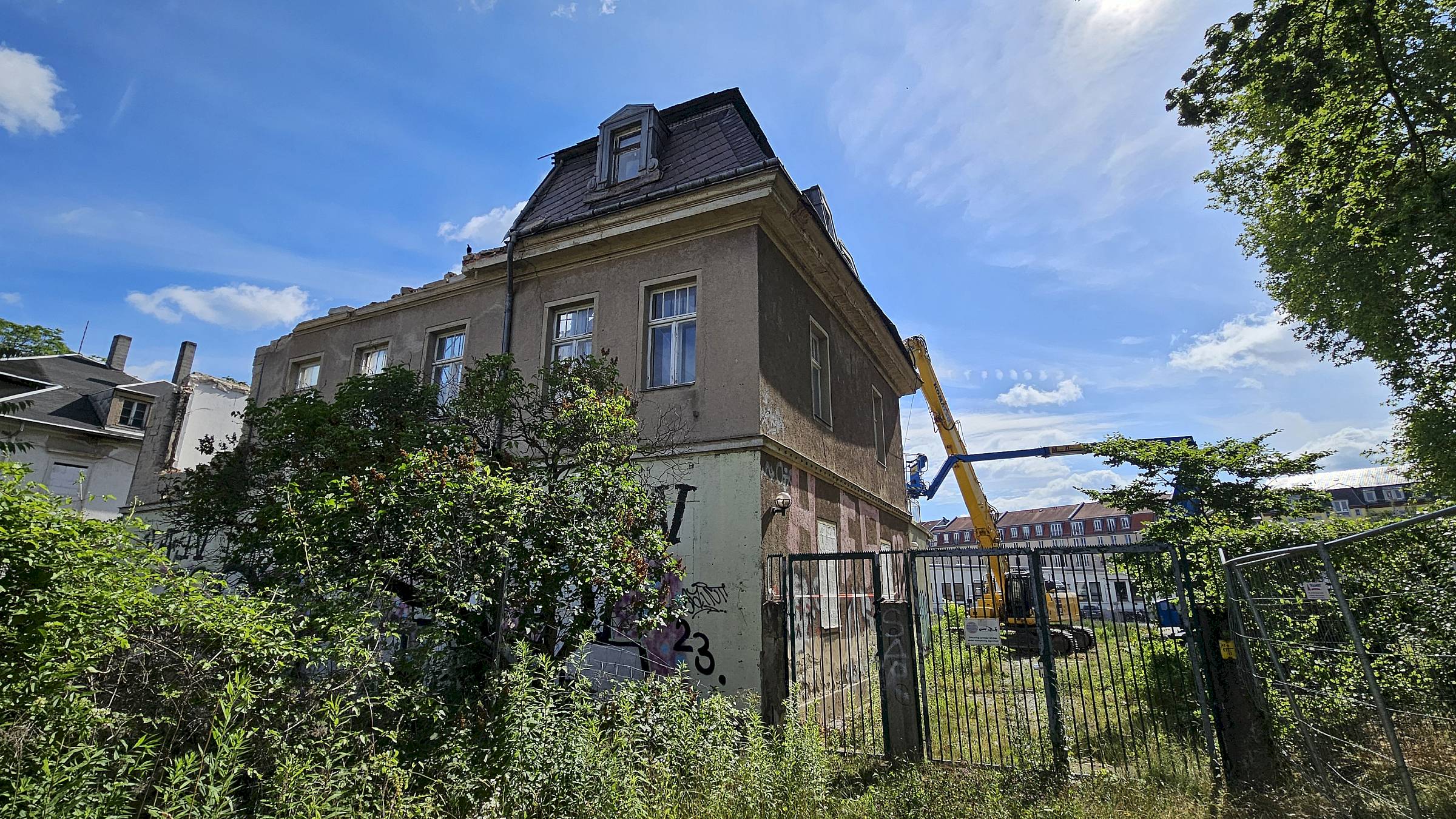Bagger im Einsatz an der Putzi-Villa - Foto: Anton Launer