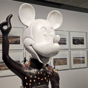 Nkisi Mouse des Künstlers Hilary Balu ist Teil des Ausstellungsteils "Gier" - Foto: Anton Launer
