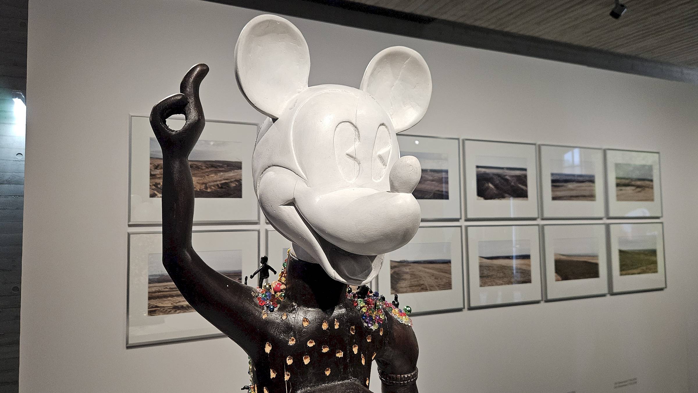 Nkisi Mouse des Künstlers Hilary Balu ist Teil des Ausstellungsteils "Gier" - Foto: Anton Launer