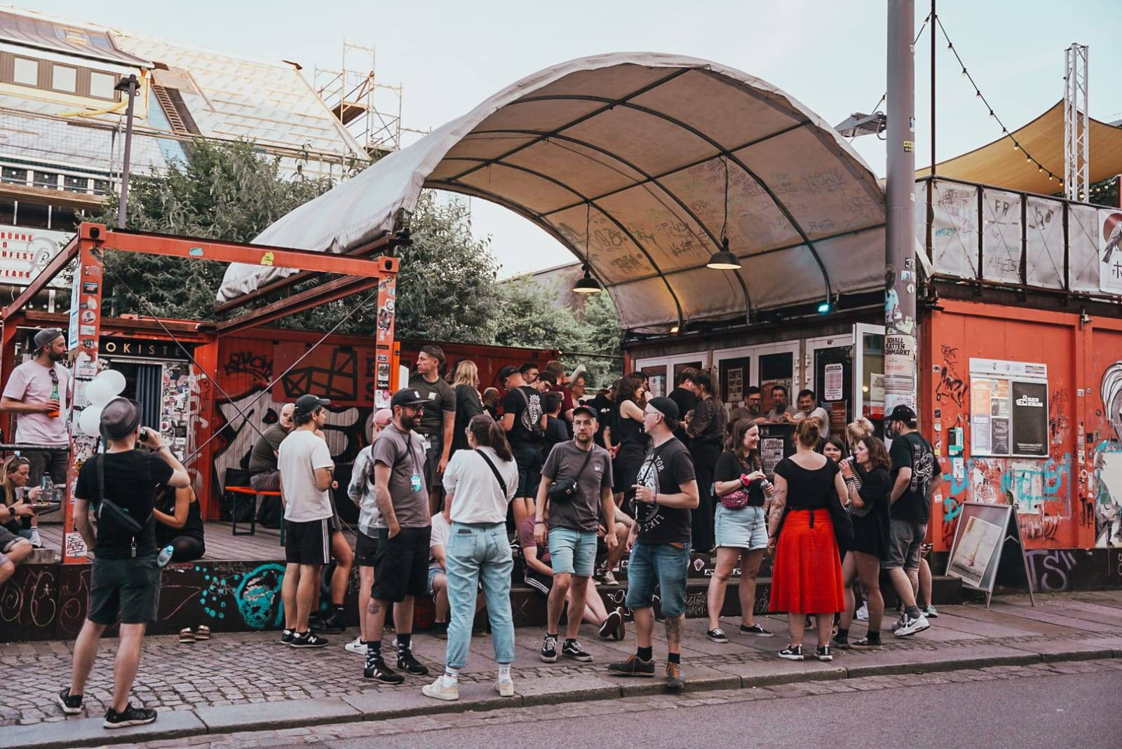 Statt dem Blechschloss-Konzert gibt es in diesem Jahr eine Open-Air-Bühne auf dem Scheune-Vorplatz. Der Eintritt dort ist frei. Foto: Milena Schoenfeldt