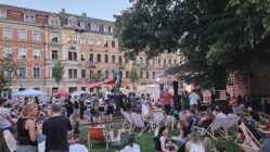 Vor der Wiesenbühne am Martin-Luther-Platz - Foto: Anton Launer