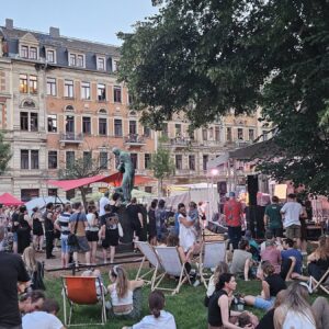 Vor der Wiesenbühne am Martin-Luther-Platz - Foto: Anton Launer