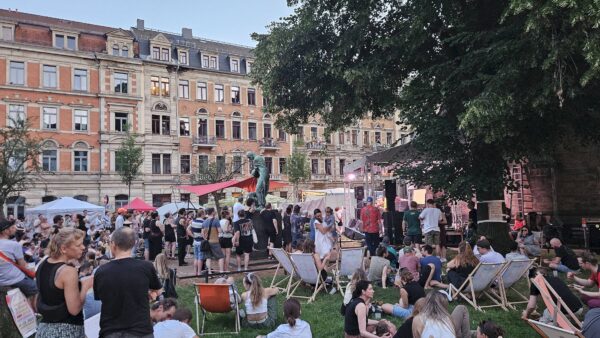 Vor der Wiesenbühne am Martin-Luther-Platz - Foto: Anton Launer