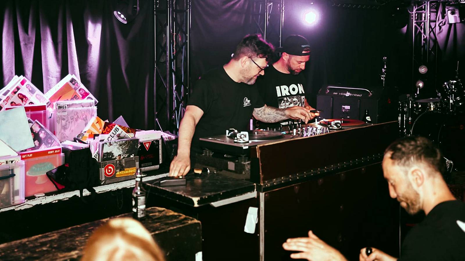 Hornung und Päßler legen auch schon mal selber auf, hier beim Fest im Vorjahr - Foto: Farewell Youth/Milena Schoenfeldt
