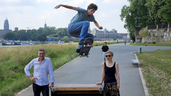 Skater Tillmann Steglich in Aktion unterhalb der Albertbrücke – im Hintergrund die Brühlsche Terrasse. Vorne: Stadtbezirksbeirätin Katja Lehmann und Landtagsabgeordneter Thomas Löser (beide Grüne). Foto: Anton Launer