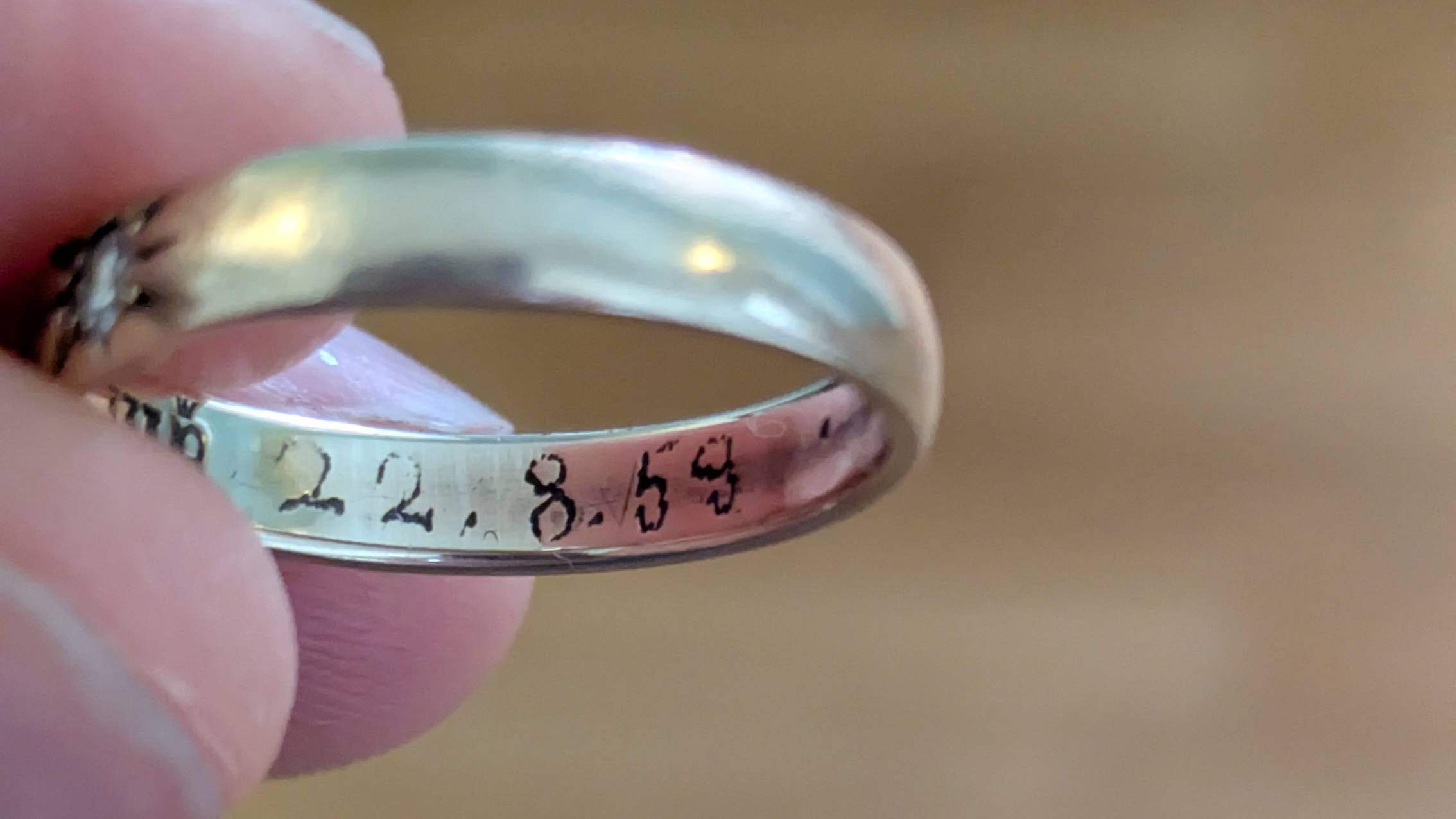 Auf der anderen Seite steht auch noch eine Gravur. Wer den Ring verloren hat, kann es bestimmt beschreiben. 