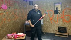 Stefan Hecker hat den ersten Rage-Room in Dresden eröffnet. Foto: Jakub Gawlik