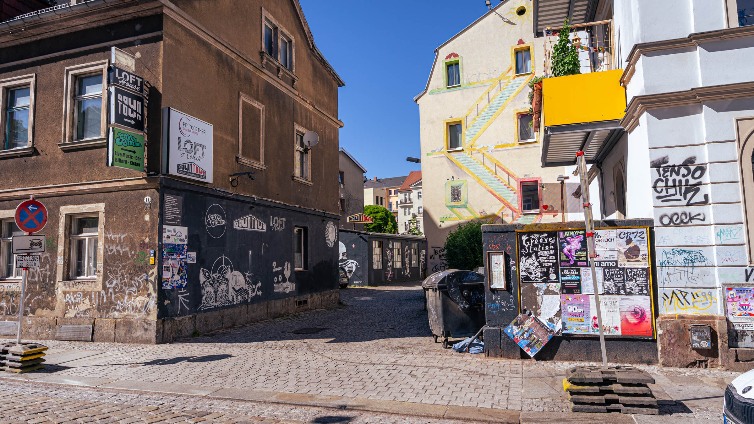 Tagsüber ist es hier ruhig. Aber nachts tummeln sich vor dem Außenbereich der Clubs an der Katharinenstraße viele Partygäste, die von einem guten Awareness-Konzept profitieren könnten. Foto: Sebastian Diehl