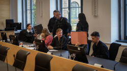 Die Angeklagten Majd A. (links) und Ismail H. (rechts) verdeckt von Aktenordnern auf der Anklagebank it ihren Verteidigerinnen. Foto: Florian Varga