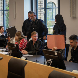 Die Angeklagten Majd A. (links) und Ismail H. (rechts) verdeckt von Aktenordnern auf der Anklagebank it ihren Verteidigerinnen. Foto: Florian Varga