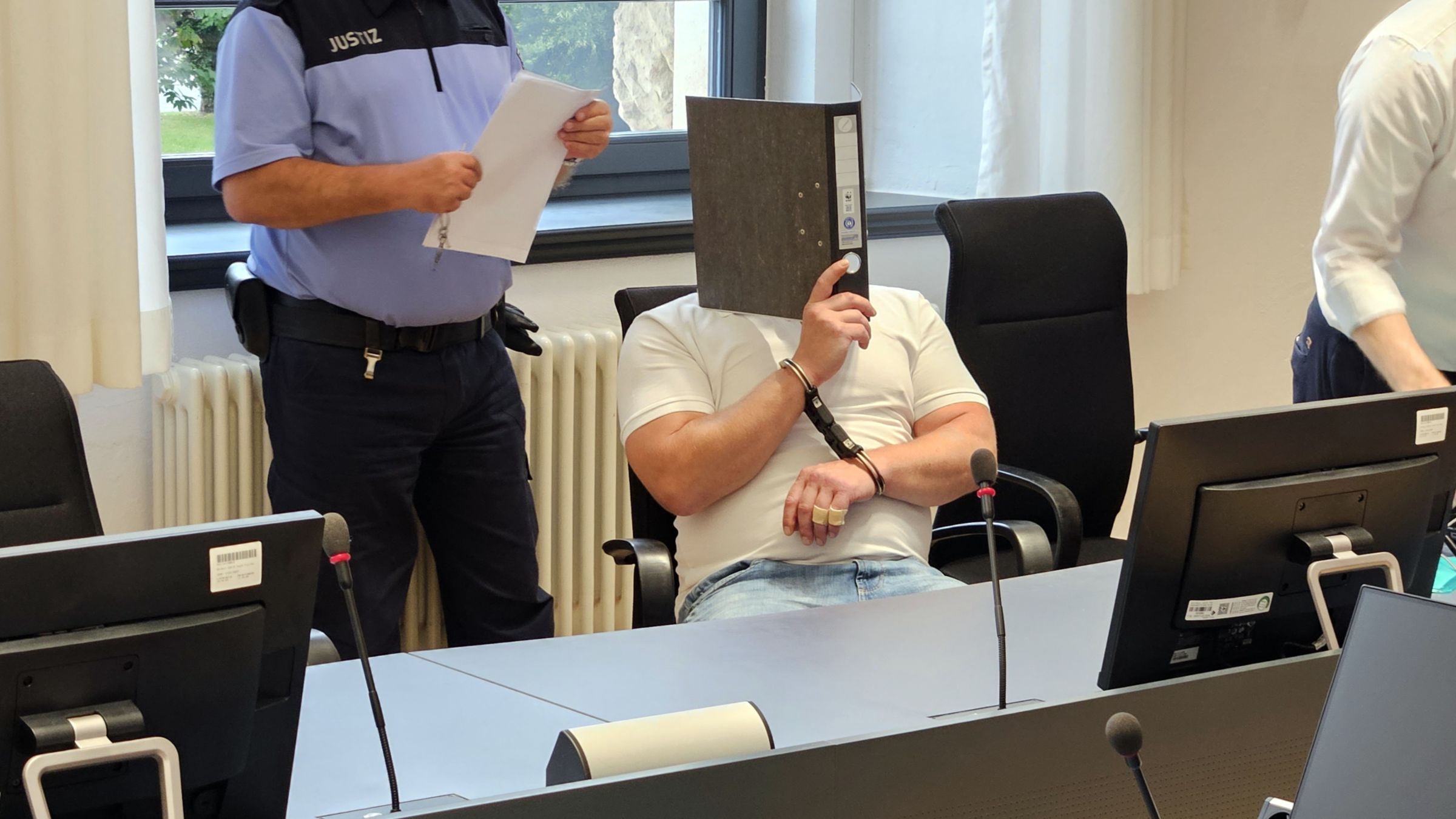 Der angeklagte Tobias L. soll in großem Maßstab mit Drogen gehandelt haben - Foto: Anton Launer