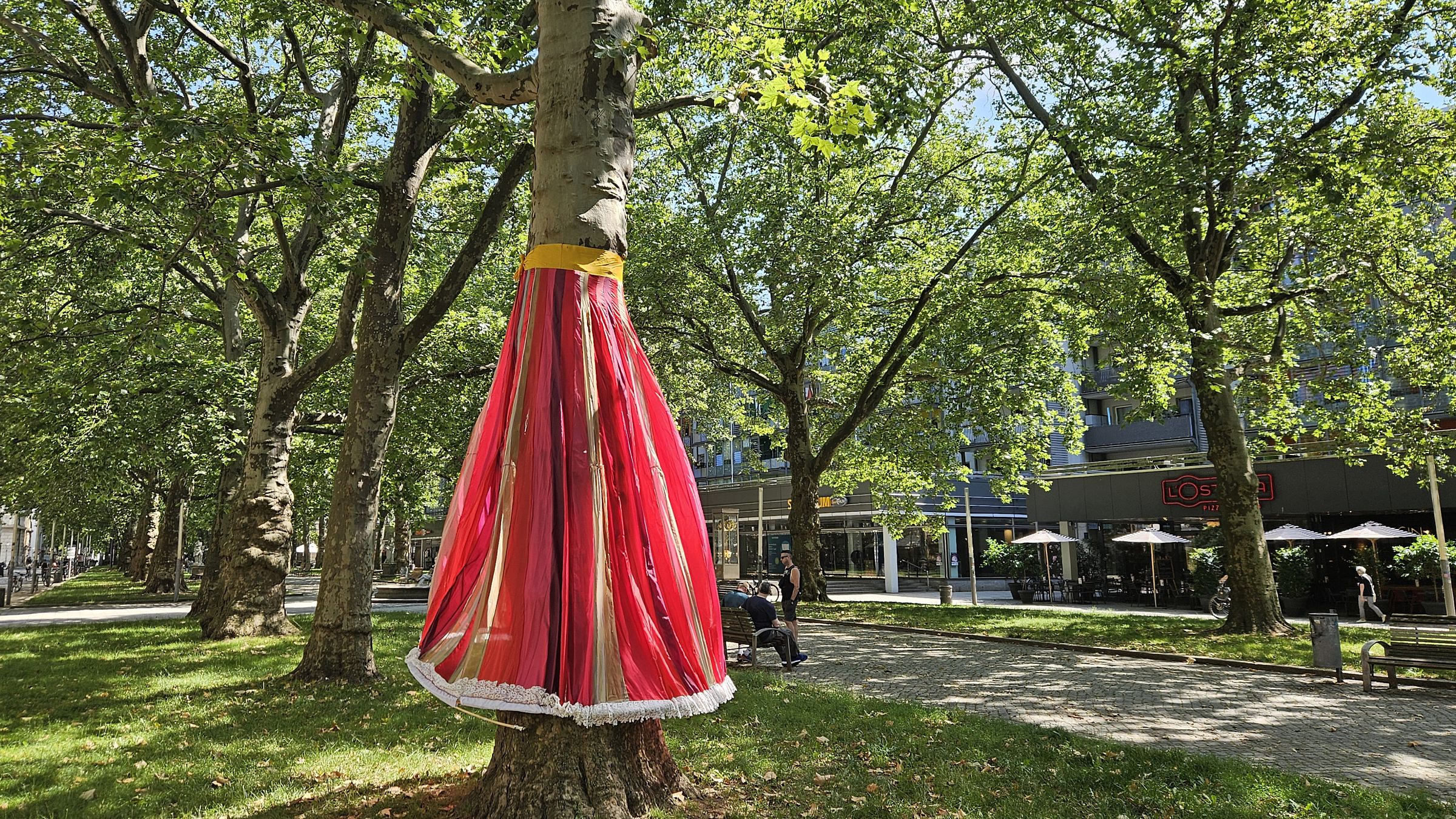 Die erste hat schon einen Rock an. Muriel Cornejo und César Olhagaray aus Chile verwandeln mit ihrer Installation "Die Himmelswaben" die Platanen der Hauptstraße für drei Tage in eine schwebende Welt. Foto: Anton Launer