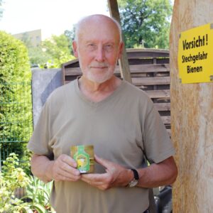 Viertelmillion Bienen mitten in der Radeberger Vorstadt Hobby-Imker Günter Richter lädt zum Tag der offenen Tür. Foto: Anton Launer