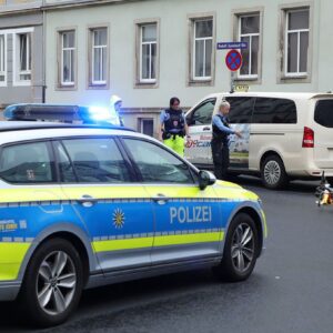 Polizei bei der Unfallaufnahme an der Rudolf-Leonhard-Straße - Foto: Roland Halkasch