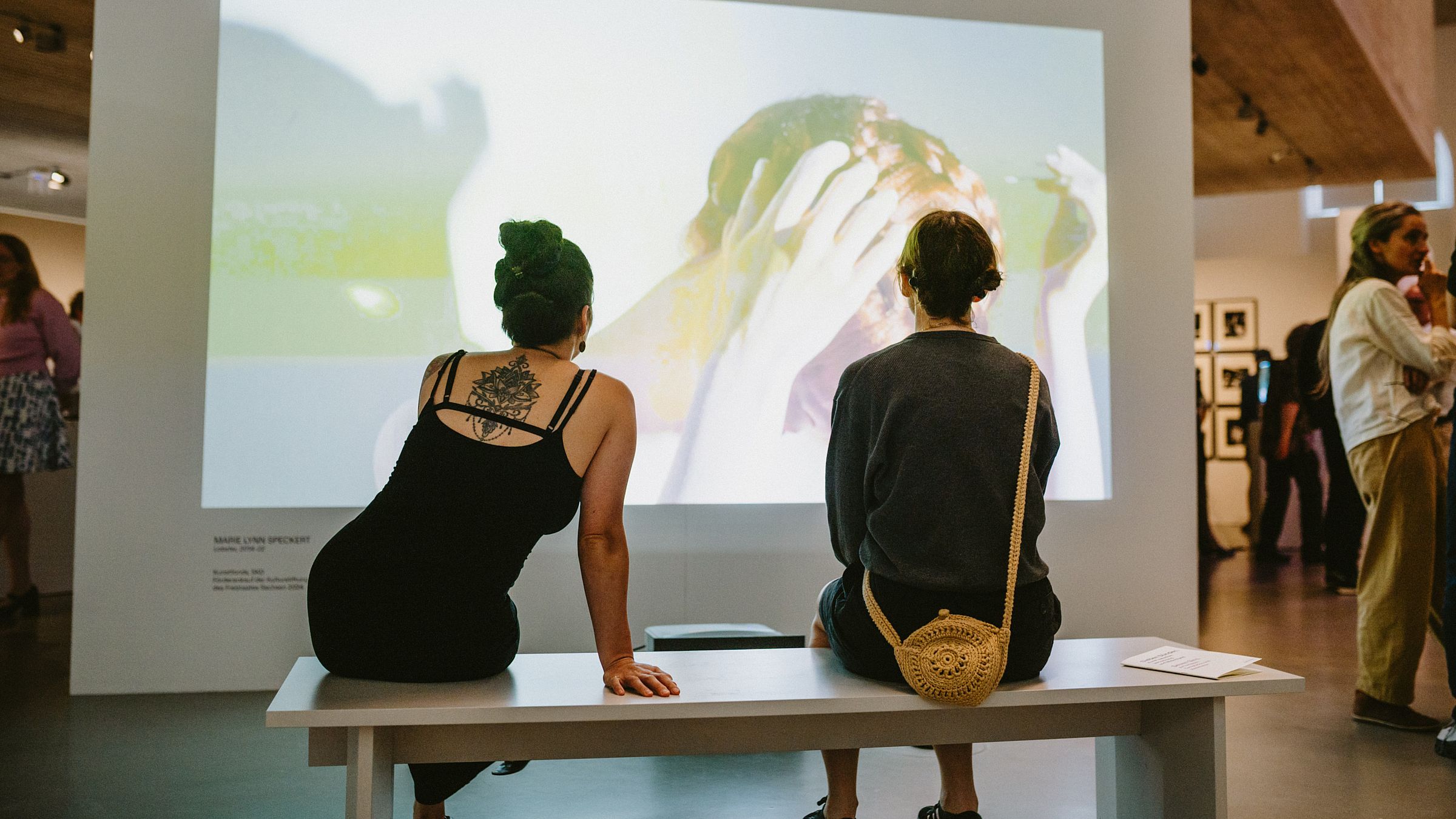 Besucherinnen in der aktuellen Ausstellung "7 Sünden" Video „Lobster“ von Marie Lynn Speckert im Hintergrund - Foto: Archiv der Avantgarden - Thomas Schlorke