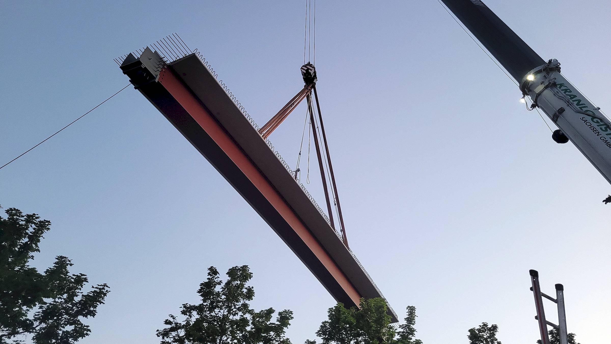 In der Nacht von 9. zum 10. Juli wurden fünf Brückenträger eingehoben - Foto: Straßen- und Tiefbauamt/Landeshauptstadt Dresden
