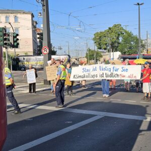 Extinction Rebellion blockiert am Bahnhof Neustadt Die meisten Autofahrer nahmen die Blockade, die als Demonstration angemeldet war, gelassen. Foto: Anton Launer