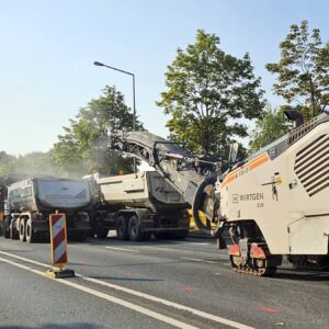 Mit schwerem Gerät wird die Straße aufgefräßt. Foto: Anton Launer