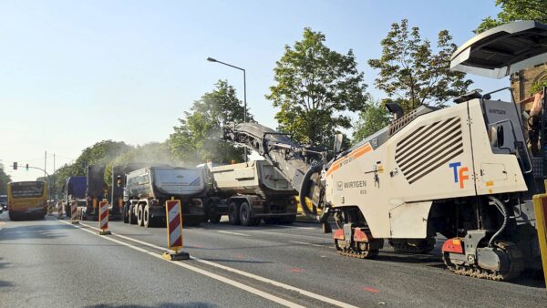 Mit schwerem Gerät wird die Straße aufgefräßt. Foto: Anton Launer