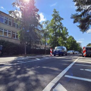 Neue Markierungen an der 103. Grundschule "Unterm Regenbogen" auf der Hohnsteiner Straße - Foto: Anton Launer