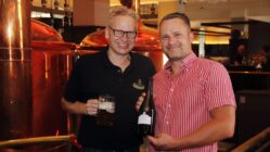 Braumeister Holger Stark und Geschäftsleiter Florian Hamm mit dem Jubiläumsbier. Foto: Anton Launer