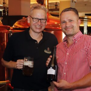 Braumeister Stark braut zum 190. Jubiläum ein Bier nach altem Rezept Braumeister Holger Stark und Geschäftsleiter Florian Hamm mit dem Jubiläumsbier. Foto: Anton Launer