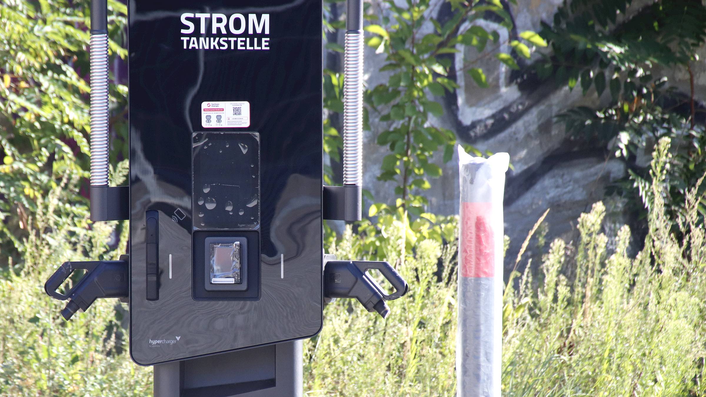 Die Ladekabel der Stromtankstelle wurden abgeschnitten. Foto: Anton Launer