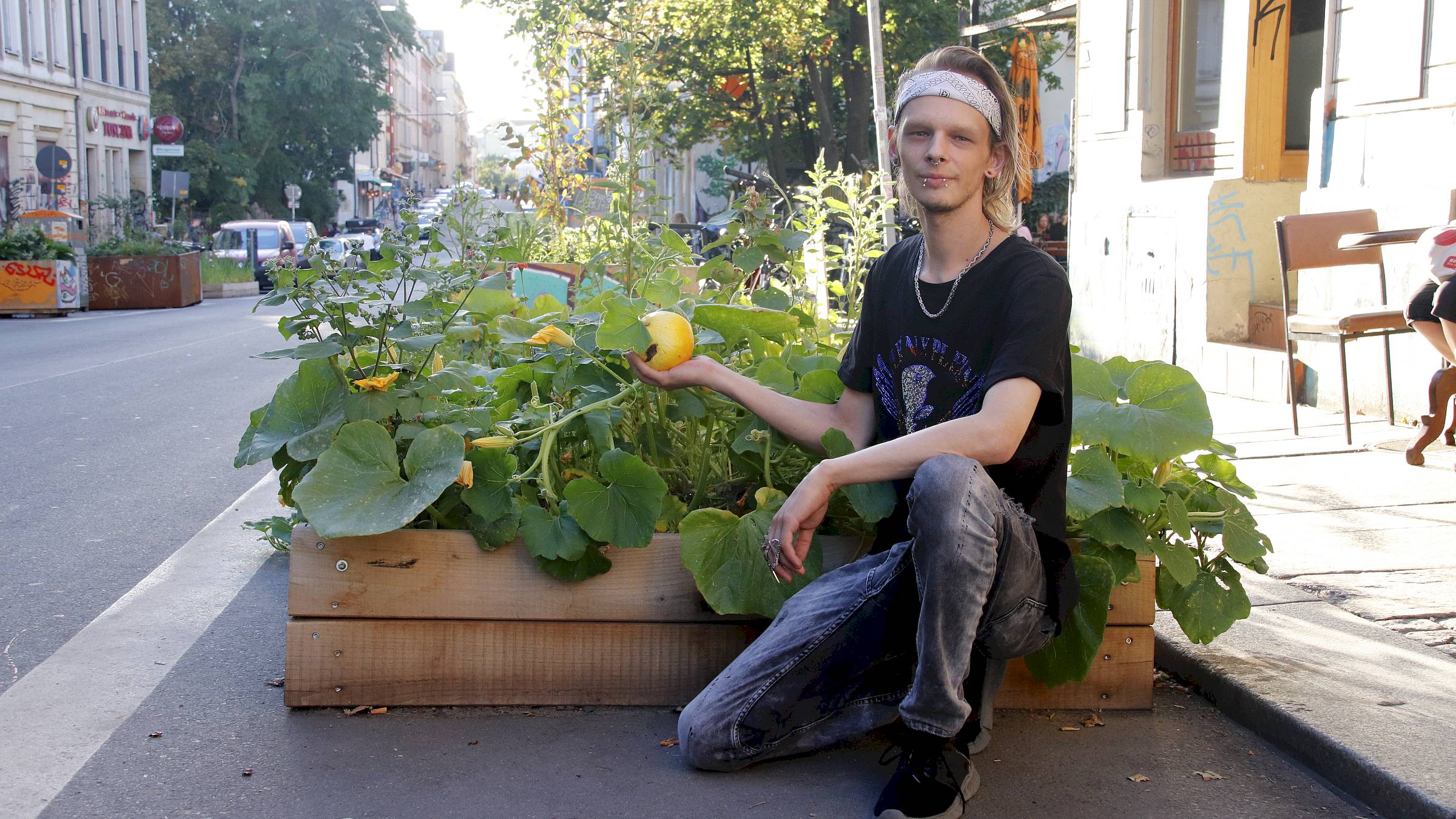 Hat das Beet auf der Louisenstraße adoptiert: Justin Strombach - Foto: Anton Launer