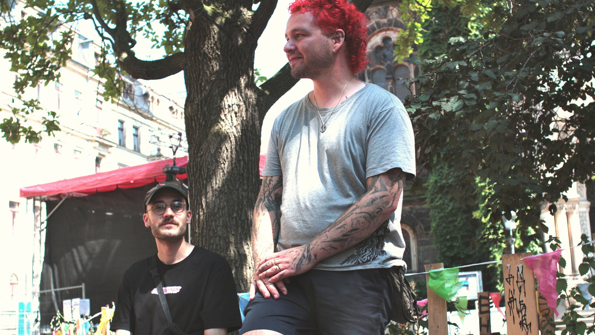 Neben Schüler*innen richtet sich die Arbeit von Maurice Momo Cisar (links) und Emanuel Siewert auch an Akteur*innen des Nachtlebens. Sie bieten Workshops für Schulen und Awarenessteams an. Foto: Victor Franke