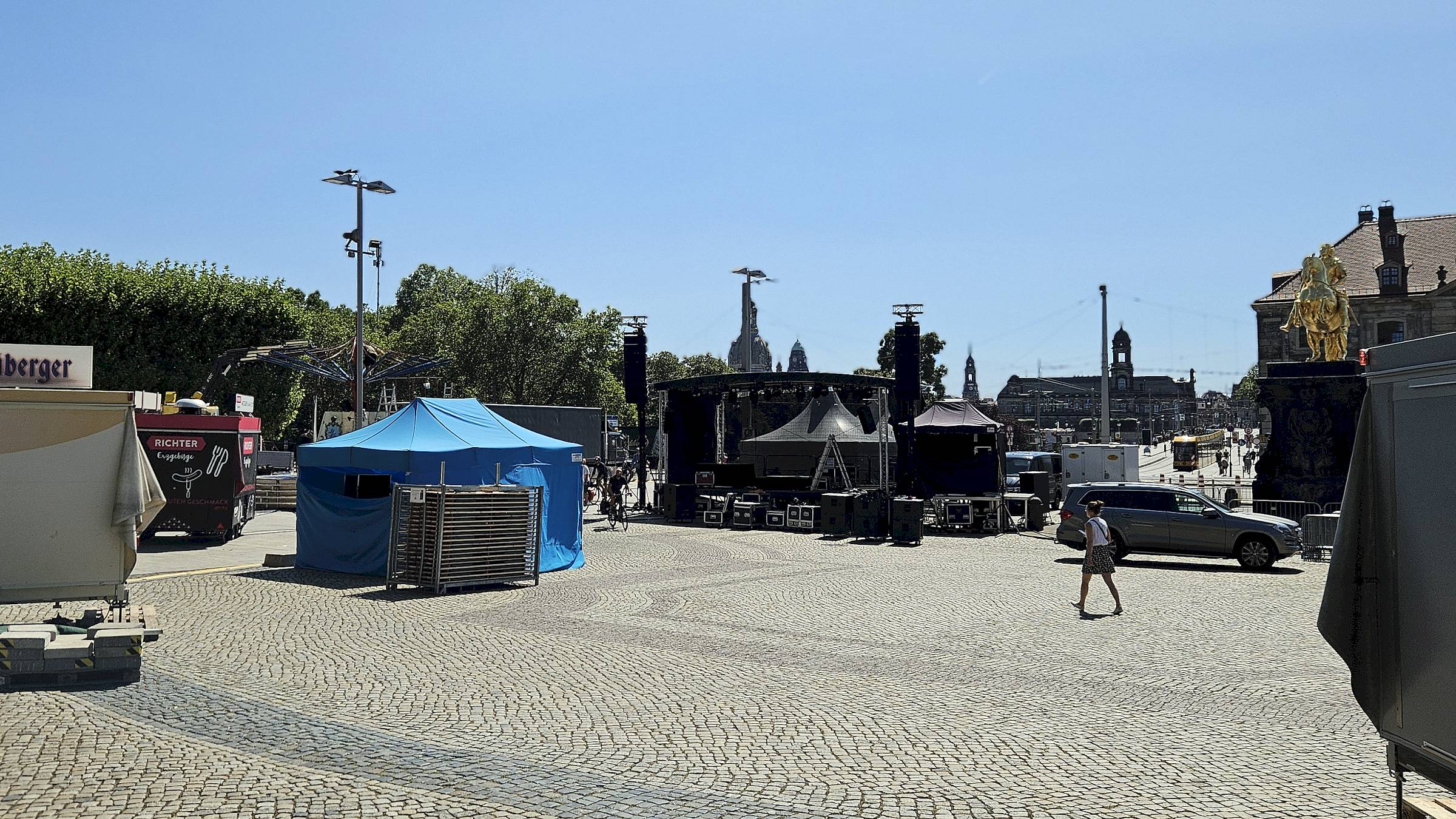 Rund um den Goldenen Reiter laufen die Stadtfest-Vorbereitungen auf Hochtouren - Foto: Anton Launer