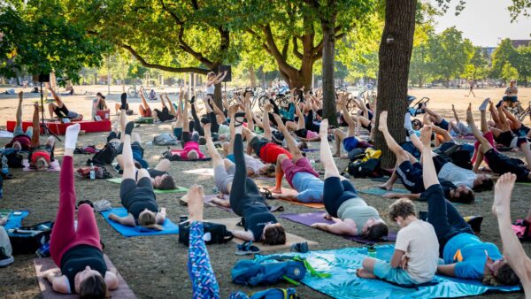Tausende Yogi im Alaunpark - Foto: PR/Hendrik Meyer