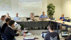 Bürgerpolizist Elko Reißig stellte die Polizeiliche Kriminalstatistik im Stadtbezirksbeirat vor. Foto: Anton Launer