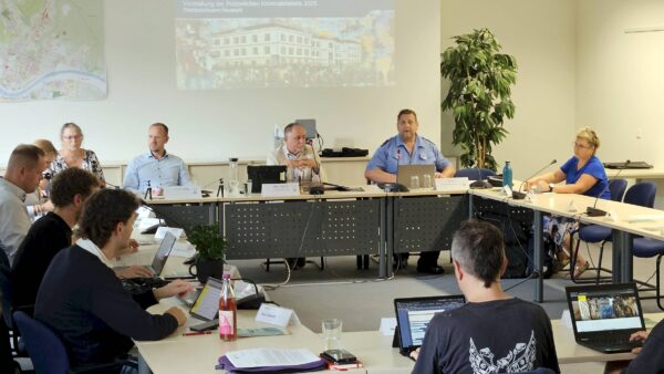 Bürgerpolizist Elko Reißig stellte die Polizeiliche Kriminalstatistik im Stadtbezirksbeirat vor. Foto: Anton Launer