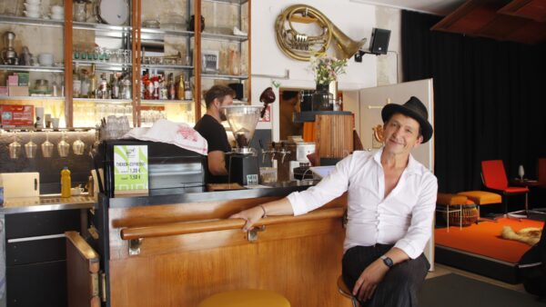 Matthias Peuker hat den Hut auf, der Pianist und Sänger wird im Tubinsky zum Barrista. Foto: Anton Launer