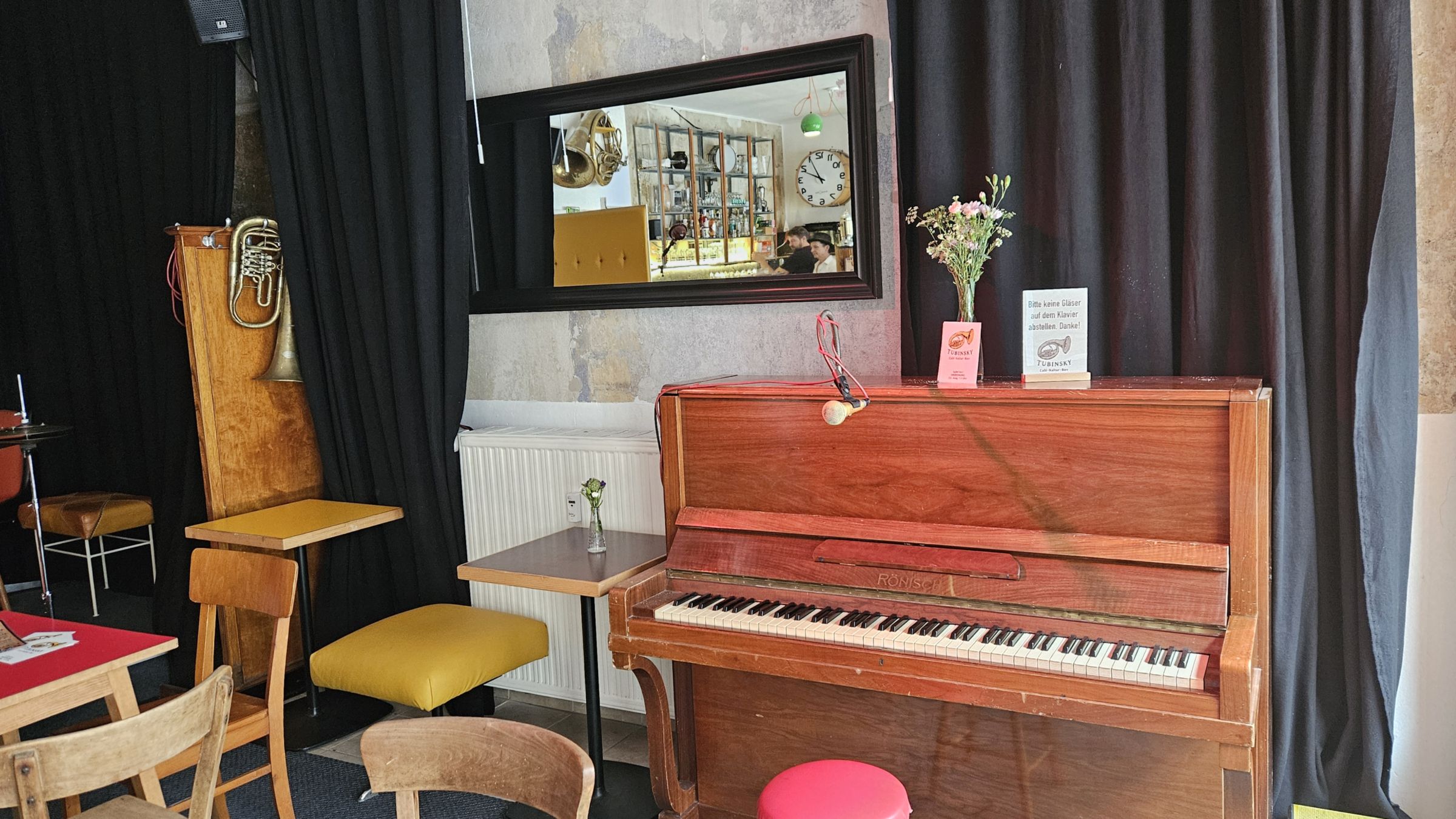 Mit Glück setzt sich der Wirt auch mal ans Piano und spielt den Gästen ein Ständchen. Foto: Anton Launer
