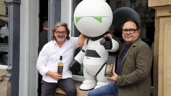 Frank Leichsenring und Karsten Lehmann mit Maskottchen Marvin. Leichsenring hat ganz offensichtlich ein Faible für Douglas Adams - daher auch die Nummer 42 im Namen des Whiskys. Marvin soll künftig Gäste in den Laden locken. Foto: Anton Launer