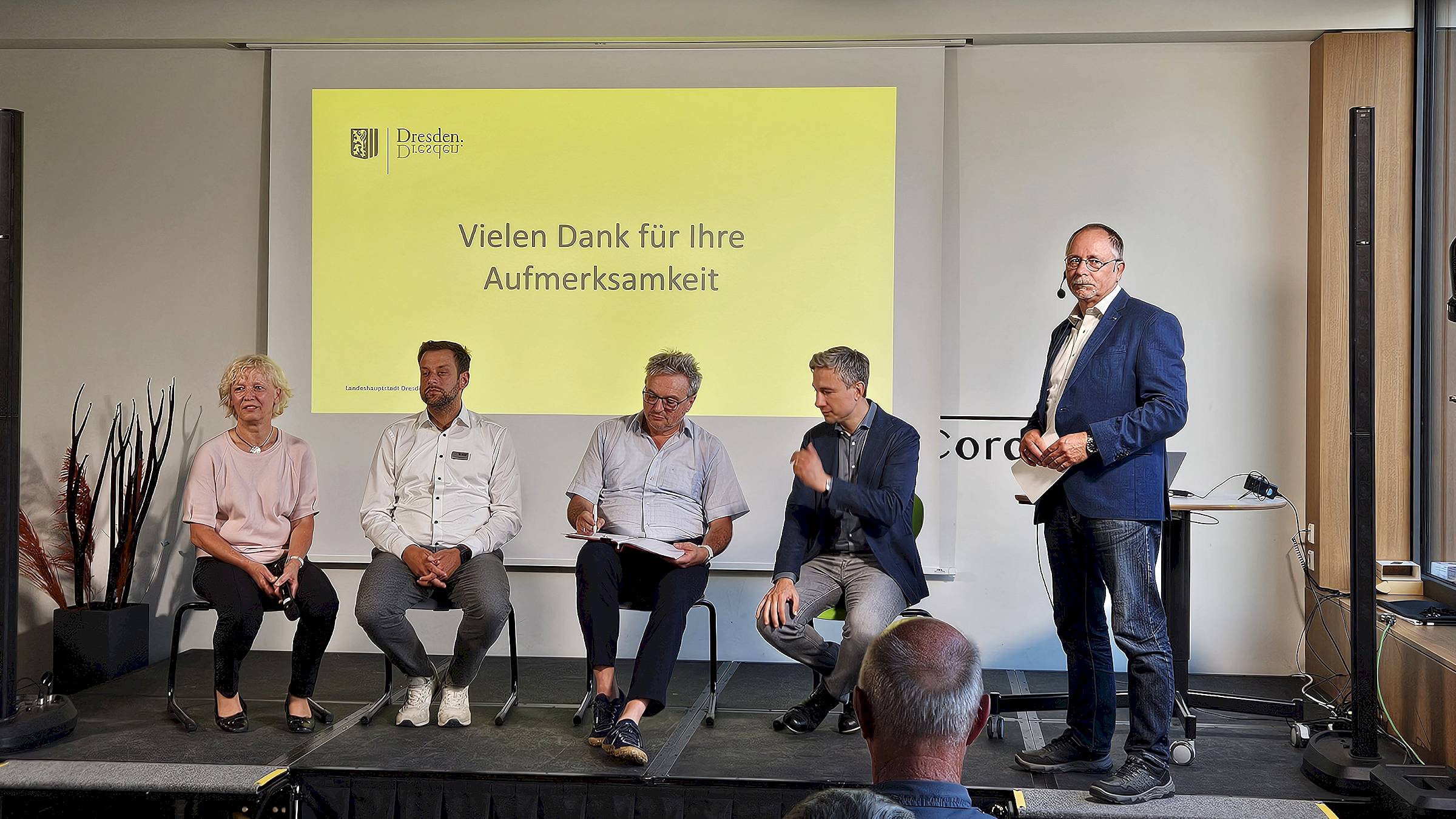 Bauamtsleiterin Simone Prüfer, David Falkenberg (SachsenEnergie), Sandro Zimmermann (DVB), Baubürgermeister Stefan Kühn (v. l.). Moderiert wurde der Abend von Stadtbezirksamtsleiter André Barth. Foto: Anton Launer