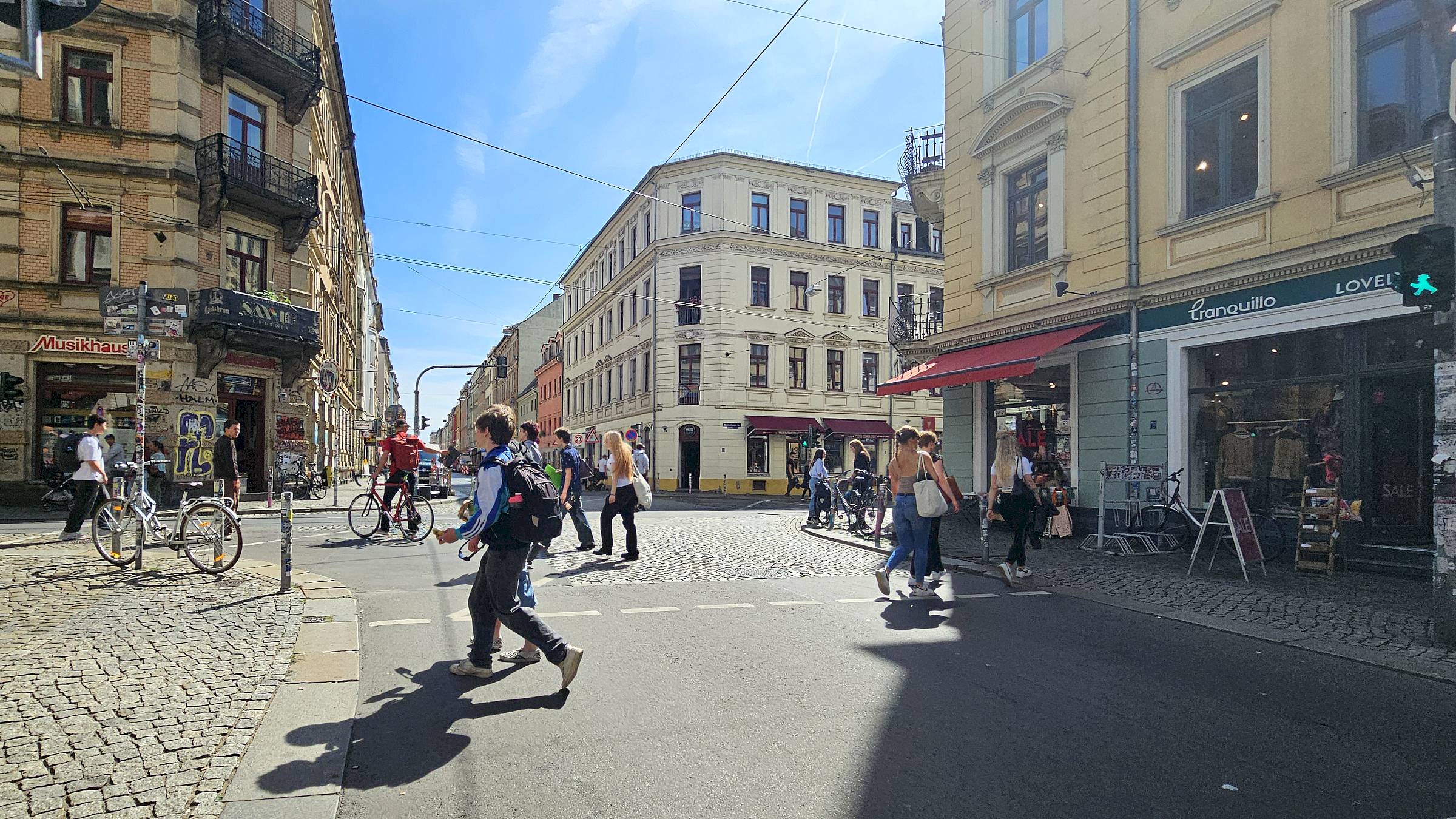 Der Diagonalverkehr an der Schiefen Ecke ist noch nicht so recht in Gang gekommen, die meisten queren die Straßen wie bisher im 90-Grad-Winkel. Foto: Anton Launer